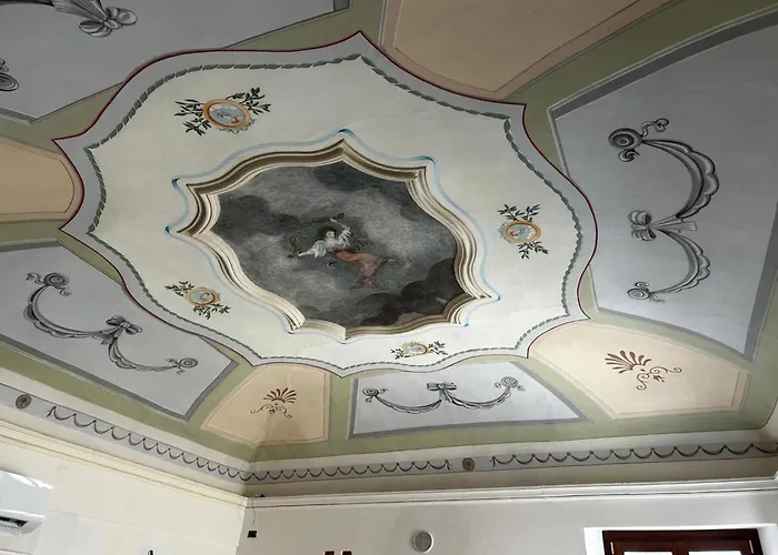 In A Village With Swimming Pool 佩萨罗