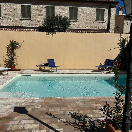 아파트 In A Village With Swimming Pool