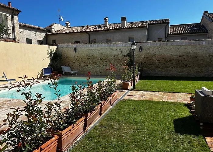 In A Village With Swimming Pool 아파트 페자로